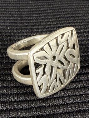 Lisa Jenks Modernist Brushed Sterling Silver Floral Cutout Cast Ring